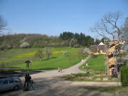 Blick nach Westen �ber die Gerichtseiche zum Castellberg am 13.4.2007