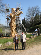 F�rster i.R. Arnold K�berlin mit Frau am 13.4.2007 an der Gerichtseiche