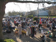 Blick nach Osten zum Littenweiler Flohmarkt am 7.4.2007 um 7.30 Uhr - gerade kommt die Sonne