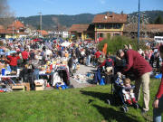 Blick nach Norden �ber den Flohmarkt zum Littenweiler Bahnhof am 7.4.2007 um 12 Uhr