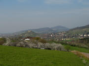 Blick nach Norden �ber den Schleifsteinhof auf Staufen am 10.4.2007