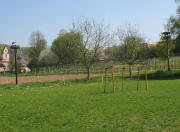 Blick  nach Nordosten �ber den Sportplatz und Nest 17 zur Holzener Kirchen am 19.4.2007