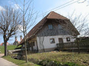 Blick nach Osten zum Pferdestall beim Kronenhof am 9.4.2007