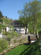 Blick nach Osten über die Möhlin zum Gasthaus Rösle in St.Ulrich am 20.4.2007