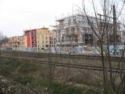 Blick nach Nordwesten über die Höllentalbahn in FR-Wiehre am 1.4.2007 - mediterrans Wohnen hinter Graffiti