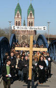 Friedensmarsch an Karfreitag 2007 führt über die Wiwili-Brücke in Freiburg