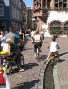 Zweiradstadt auch in der Fu�g�ngerzone am Rathaus: Moped, Velo und im B�chle radeln am 15.8.2007