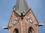 Blick zum Buchheimer Kirchturm am 13.8.2007 - der Storch auf dem Kreuz über dem versperrten Wasserspeier