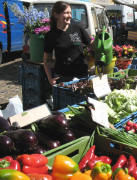 Monika Burkhart gießt das Gemüse am Stand am 23.8.2007