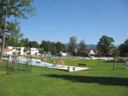 Blick vom Campingplatz zum Freibad Kirchzarten am 6.8.2007