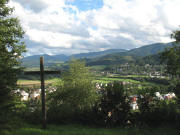 Blick übers Kreuz auf dem Galgenberg nach Osten zum Hinterwaldkopf am 19.8.2007