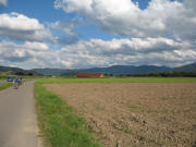 Blick nach Osten �ber den Radweg Ebnet-Stegen zum neuen K�ferhof-Stall am 18.8.2007