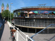 Blick nach Westen von der Blauen Br�cke zu Mobile und St�hlinger Kirche am 1.8.2007