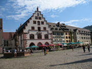 Blick nach Norden �ber den M�nsterplatz zum Fischerbrunnen, Kornhaus, Hotel Rappen und Stadtbibliothek (von links) am 15.8.2007