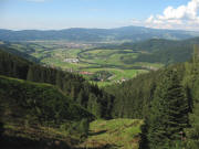 Blick von der Lochrütte nach Norden zum Gleitschirm-Landegebiet zwischen Zastler - Neubaugebiet (rechts) und Gewerbegebiet Brühl (links) 