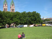 Blick nach Westen zum St�hlinger Kirchplatz mit dem Bauernmarkt am 1.8.2007