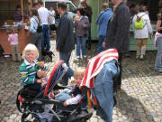 Auch im Kinderwagen schmeckt die Wurst - am 23.8.2007