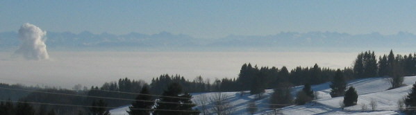Tele-Blick von Finsterlingen bei Dachsberg nach S�den zu den Alpen am 21.12.2007 - AKW links