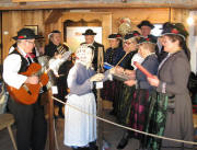 Trachtensinggruppe in der Stube vom Hansmeyerhof am 23.12.2007