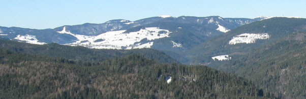 Tele-Blick von Höchenschwand nach Nordwesten auf Bernau, Herzogenhorn (Mitte) und Feldberg (rechts) am 21.12.2007