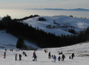 ele-Blick �ber die Holzschl�germatte nach Westen �ber den Hohb�hl (Eduardsh�he links) und Rheintal zu den Vogesen am 28.12.2007