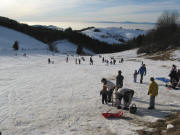 Blick �ber die Holzschl�germatte nach Westen �ber den Hohb�hl und das neblige Rheintal zu den Vogesen am 28.12.2007