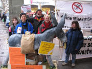 Mieten-Esel am 1.12.2007 in der KaJo: Sabine Maciossek, Arno Bank und Elisabeth Lauck-Ndayi (von links) 