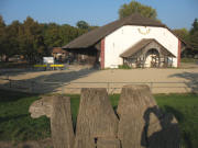 Blich nach S�den zu einem Stall- und �konomiegeb�ude des Mundenhofs am 9.10.2007