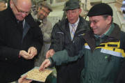 Herbert Dold von Dold Holzwerke in Buchenbach (Mitte) zeigte dem Freiburger Fortpr�sidenten Meinrad Joos (rechts) und dem Hauptgesch�ftsf�hrer des BLHV Gerhard Henninger (links) stolz eine Schachtel frischer Pellets.