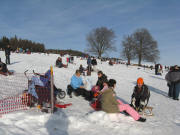 Blick �ber den Hofsgrunder Schlittenhang nach Norden zum Schauinslandturm am 28.12.2007