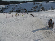 Blick nach S�den �ber den Rodellift am 28.12.2007: Schlittenlift rechts, Abfahrt links