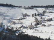 Tele-Blick von Erlenbacher H�tte nach Westen zur Kirche Hofsgrund und dem Rosshanglift (links) am 29.12.2007