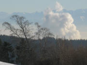 Tele-Blick von Urberg nach S�den zu AKW-Wasserwolke und Alpen am 21.12.2007
