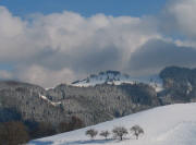 Blick vom V�rlinsbach �bers Zastler nach Nordosten zum H�usleberg und Jockeles (links) am 26.1.2007