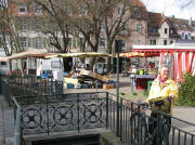 Blick �ber den Glasbach zum Markt in Herdern am Freitag ab 13 Uhr
