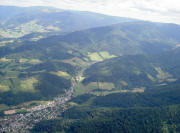 Blick vom Kybfelsengebiet nach Norden über Kappel-Großtal und -Kleintal (rechts) bis zum Feldberg