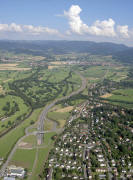 Blick nach Osten über Littenweiler und B31 ab Kappler Knoten zum Schwarzwald