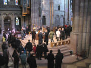 KünstlerInnen inspizieren den neuen Altarraum am 21.2.2007