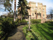 Blick nach Westen zum Colombi-Schl��chen im Colombipark am 11.1.2007 - die Blumen bl�hen im Winter!