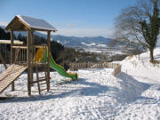 Blick nach S�dwesten vom H�uslemaierhof ins Dreisamtal und zum Kybfelsen am 6.4.2006 um 12 Uhr