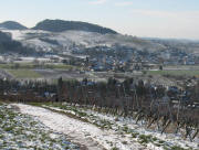 Blick vom Rebberg ob Staufen nach S�den �ber Grunern zum Castellberg (links oben) am 28.1.2007#