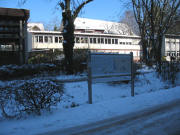 Blick nach Norden über die Hinweis-tafel zur Tarodunum-Grundschule in Burg-Birkenhof am 26.1.2007