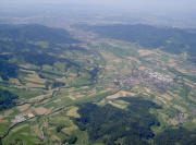Blick vom Häusleberg nach Westen über Giersberg und Kirchzarten zum Rheintal