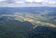 Blick nach Südosten vom Welchental über das Zartener Becken zum Feldberg (rechts) und den Höhen von Breitnau (links).