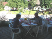 Fr�hst�ck auf dem Bauernhof am 5.8.2007 am Baldenwegerhof