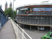 Blick nach Westen von der Blauen Br�cke zu Mobile und St�hlinger Kirche am 12.7.2007