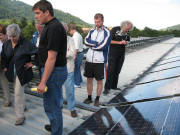 J�rg Selinger erkl�rt die Solarmodule der badenova auf dem SC-Dach am 30.7.2007