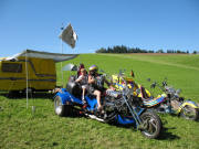 Die beiden Trikes sowie Wohnwagen von Manni Siegel am 5.8.2007