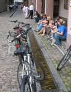 Blick nach Westen in der Marktgasse zum Herder: Bächle zwischen Hock und Fahrrad am 5.6.2007