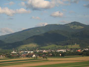 Tele-Blick vom Attental am 21.6..2007 nach S�dosten �ber den Breitehof nach Kirchzarten und hoch zum Hinterwaldkopf